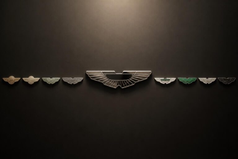 découvrez l'histoire fascinante du logo aston martin, le 8e blason en 109 ans, symbole d'élégance et de performance automobile.