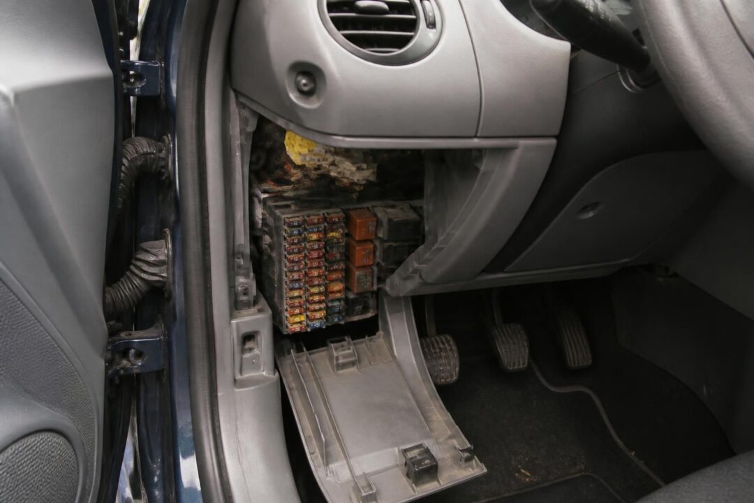 découvrez l'emplacement de la boîte à fusibles pour la renault clio 2 essence, avec un guide complet pour identifier et remplacer facilement les fusibles.