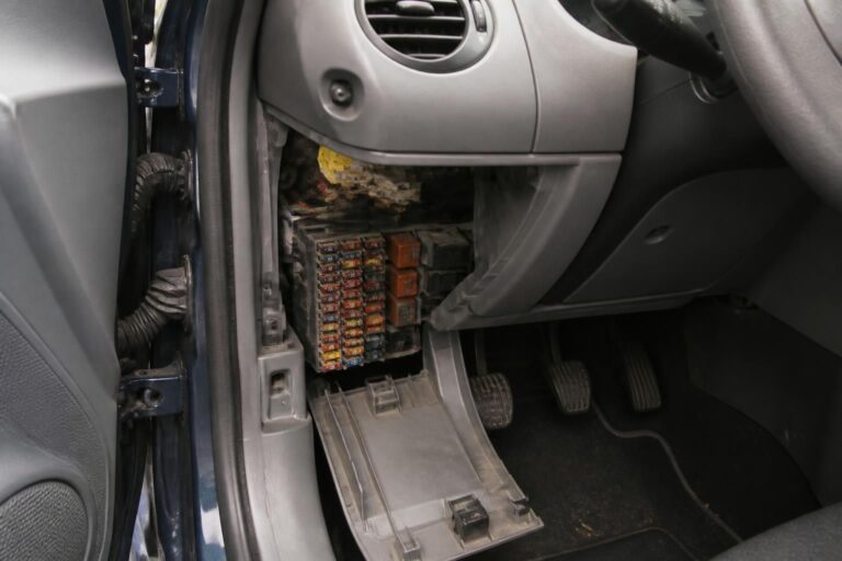 découvrez l'emplacement de la boîte à fusibles pour la renault clio 2 essence, avec un guide complet pour identifier et remplacer facilement les fusibles.