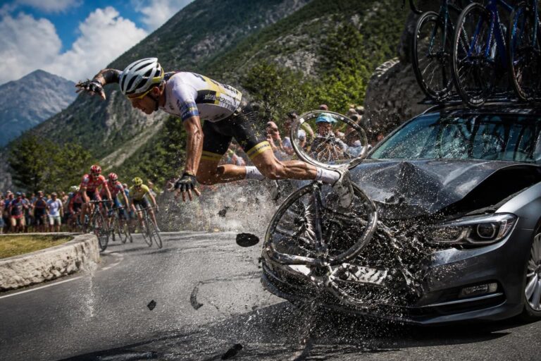 découvrez le choc spectaculaire lors du tour de france 2026 où einer rubio a percuté une voiture en pleine course, un moment marquant et inédit de la compétition.